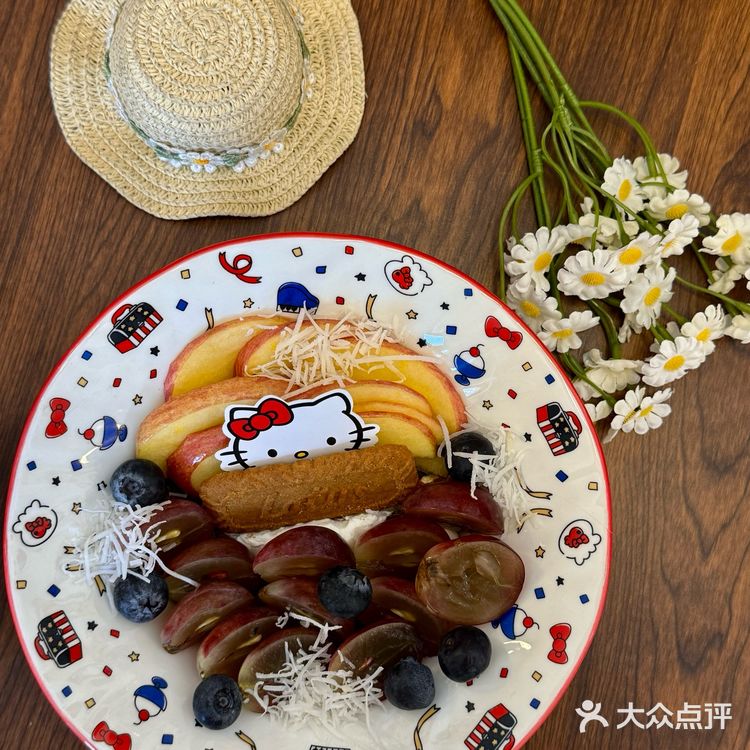 随便坐哪个位置拍照，背景里都能捕捉到Kitty的小身影