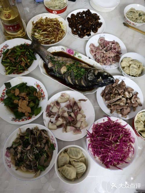 有肉有菜，有米饭有馒头，自己家人口少每顿也就做一两个菜