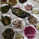 有肉有菜，有米饭有馒头，自己家人口少每顿也就做一两个菜