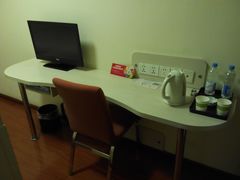 特惠大床房-莫泰酒店(上海虹桥北新泾地铁站天山路店)