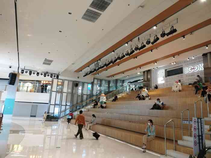 深圳书城(中心城店)-"中心书城的大台阶是市民公共文化福利集中释.