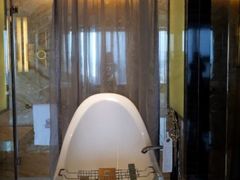 上海浦东丽思卡尔顿-北外滩套房主卧浴室浴缸-上海浦东丽思卡尔顿酒店