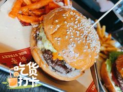 The&nbsp;K.O.&nbsp;绝代佳人招牌汉堡-Side Street街旁(交道口店)