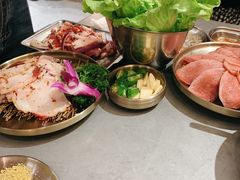 -围炉肉舍•炭烤活鳗•丹东海鲜烤肉(步行街店)
