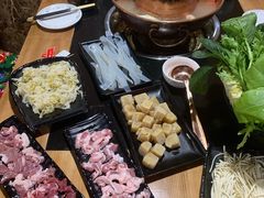 -果松木炭酸菜铜火锅·外婆参鸡汤