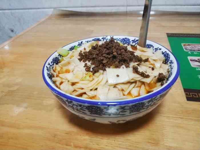 清真三丰牛肉面-"这里的牛肉面一般份量挺足,味道一般,店家.