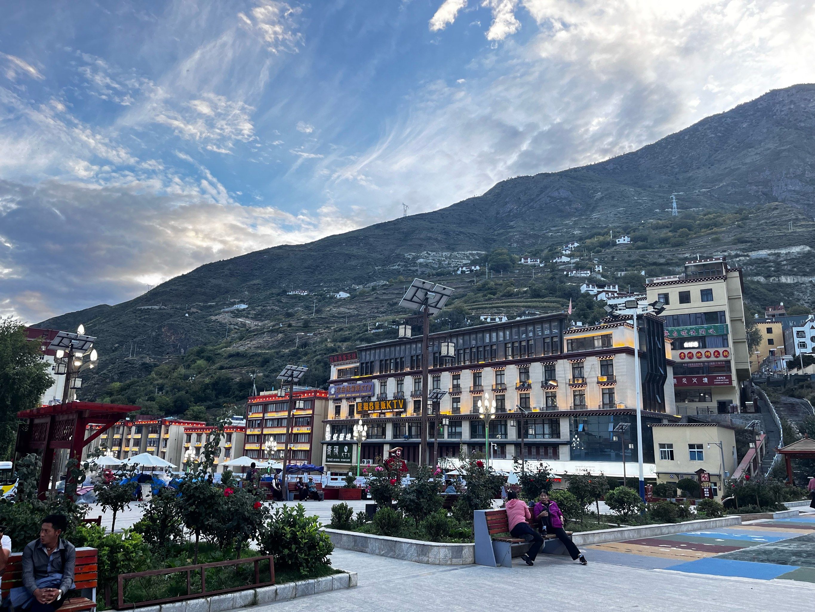 得荣
四面环山
山峰陡峭
县城很小
小小的一座县城坐落在山峰