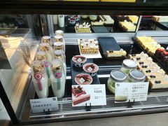 面包甜点陈列柜-YUMI芽米·法式烘焙·咖啡(文化宫店)