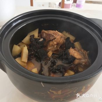 图一是自制鸡公煲，确切的说是鸡腿煲，鸡腿腌制后炒制