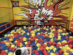 -爱蹦iBOON蹦床运动馆(江汉店)