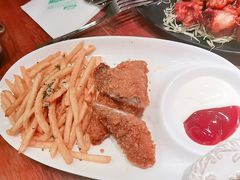 鳕鱼饼配薯条-玛格萝妮比萨屋(陆家浜路店)
