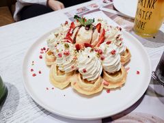 等叫草莓奶油芝士冰淇淋松饼-娜娜家·Nana's restaurant(国金汇店)