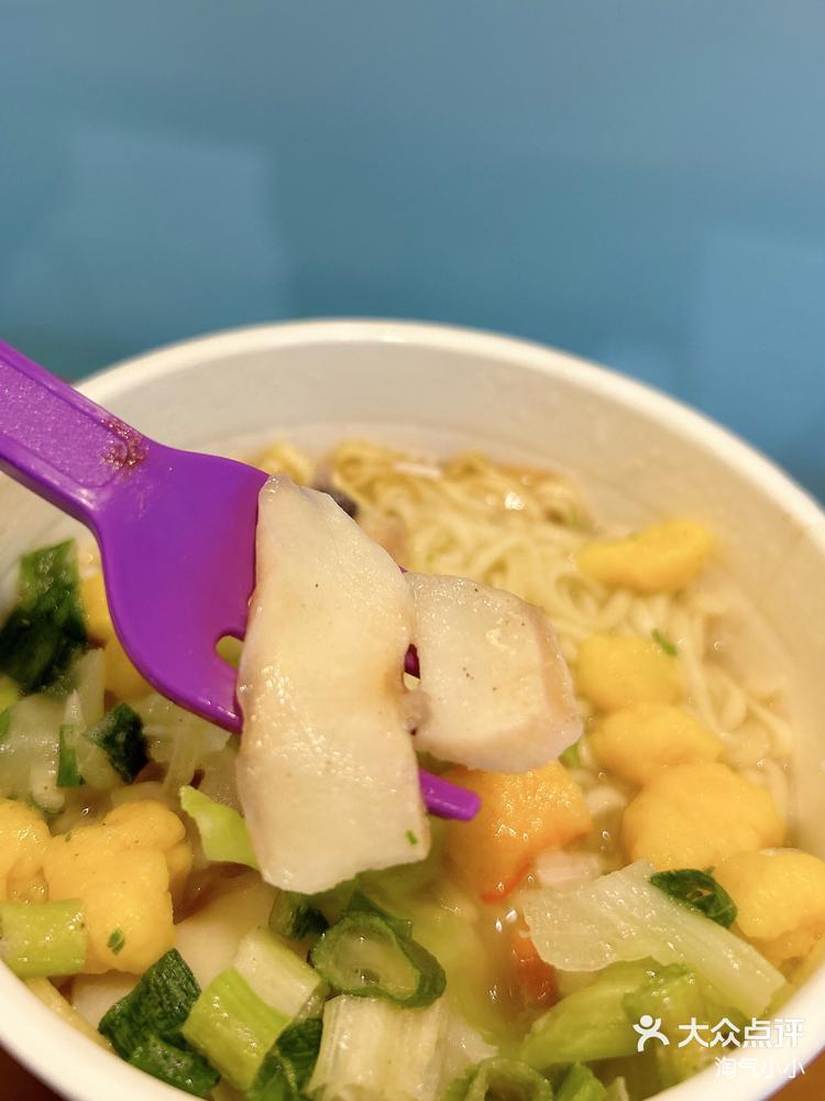 合味道海鲜风味杯面 有鱿鱼还有蟹肉棒 这样的配料你就说牛不牛-大众