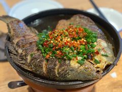铁板鲫鱼-聚鑫朋酸菜肥肠(九龙仓店)