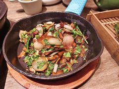 铁盘香煎黑牛肝菌-云海肴·汽锅鸡·云南代表菜(浦江欢乐颂店)