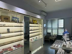 -视野联行眼镜•蔡司•依视路(温江店)