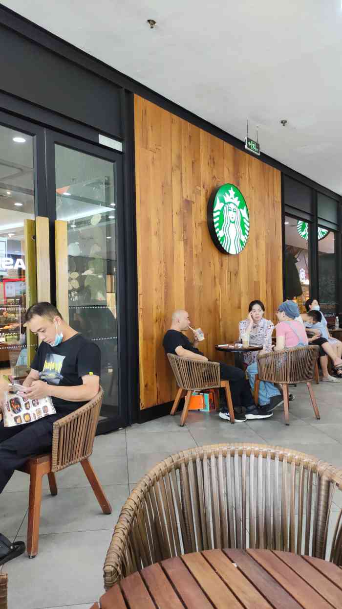 星巴克(武汉万达广场店)-"点了两杯碎碎冰 味道一般 环境有点嘈杂 .