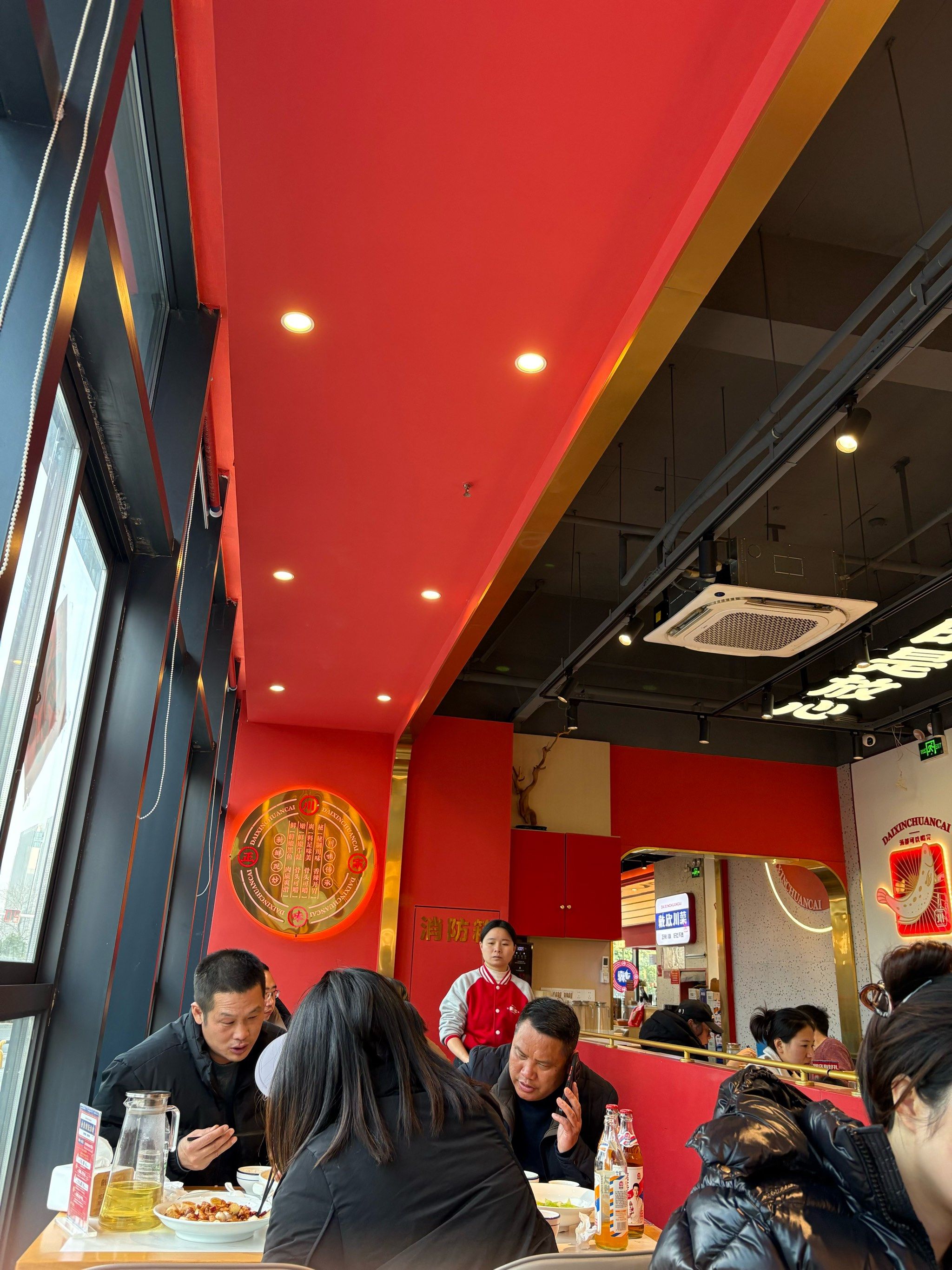 住在附近经常来吃,环境很好不错,里面很大