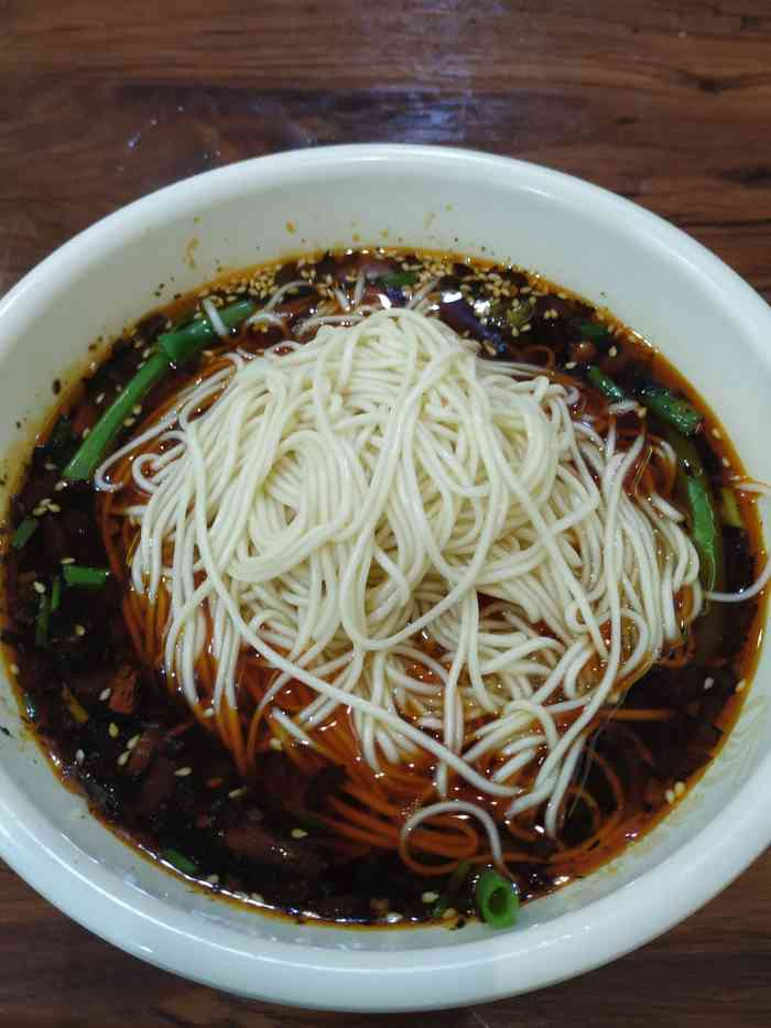 李糊辣壳面-"位于盛世华城小区外的一个面馆.馆子不大.