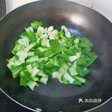 香喷喷的猪油菜饭，油亮亮的米饭，腊肉的咸香，太好吃！