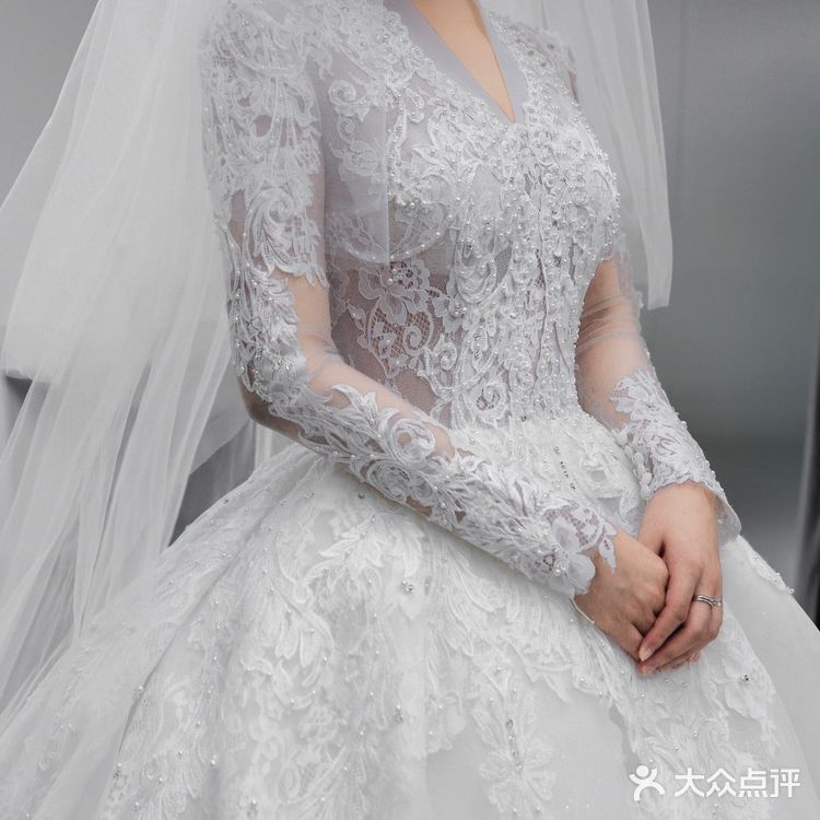  高级蕾丝搭配钉珠长袖设计婚纱 