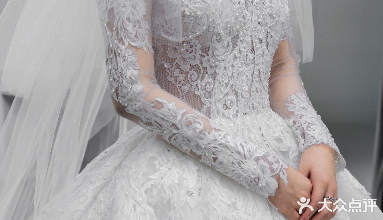  高级蕾丝搭配钉珠长袖设计婚纱 