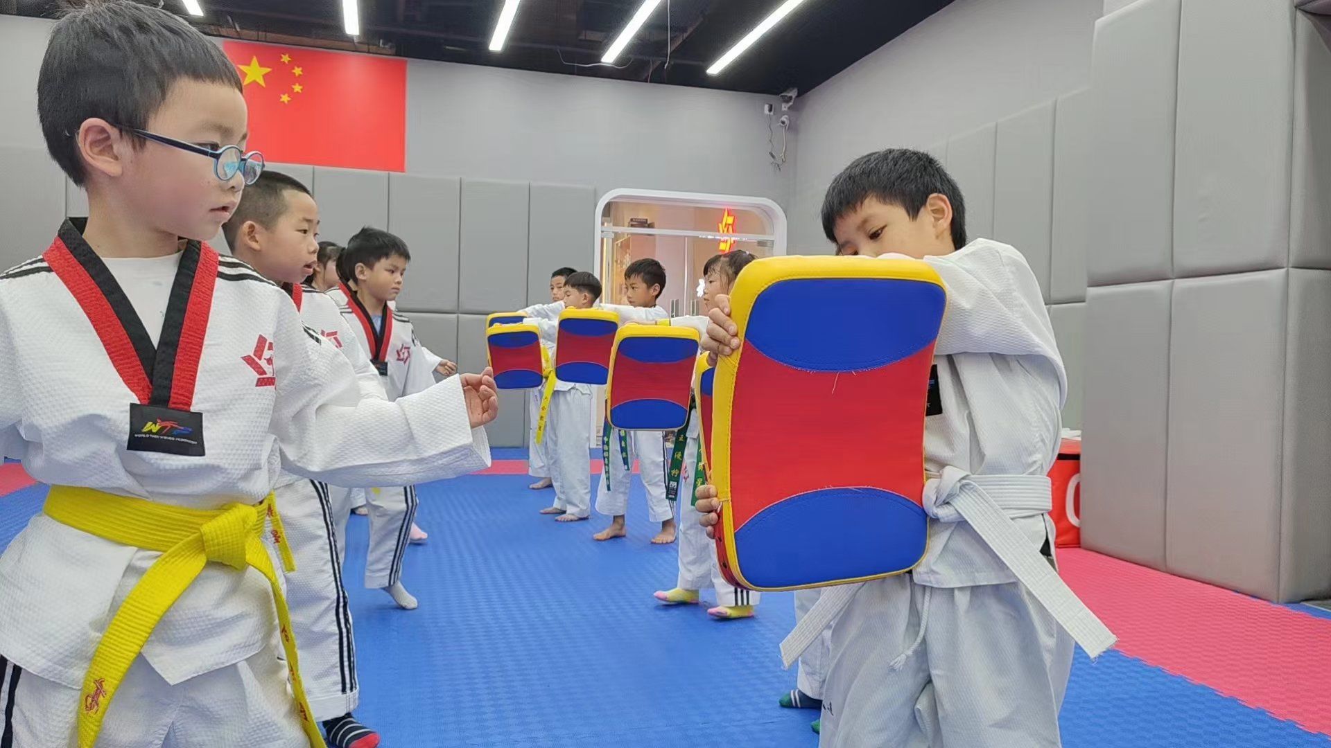 坚持学跆拳道的小孩有多酷!
从小坚持