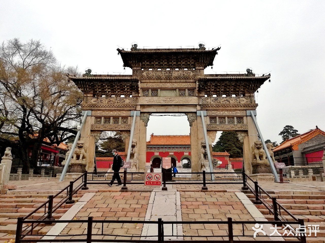 这座石牌坊是位于北陵公园内,清昭陵门前的一座仿木架的大型石雕牌坊