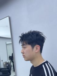 -一家只做男发烫染的店