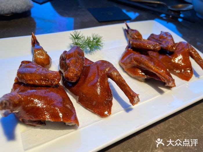 新荣记(BFC外滩金融中心店)脆皮乳鸽图片