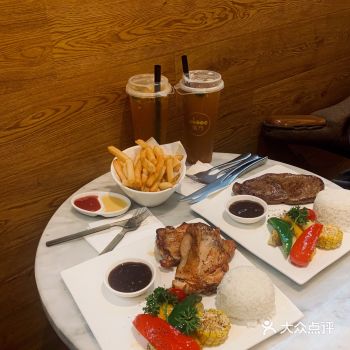 环境： 店内挺大的空间，分室内和室外