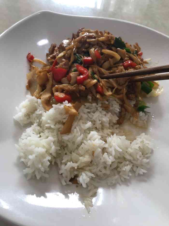 今儿长沙终于天气好了又能骑着小电动出门寻觅好吃的粉店