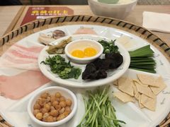 -花馬肆.云南过桥米线(汉神购物广场现场熬汤店)