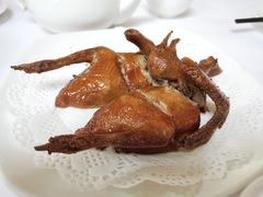 脆皮红烧乳鸽-惠爱餐厅