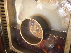 大家看锅子是用隔板隔开来的 隔板处有类似焊接的痕迹 但是仔细看不像焊接过的不知道是什么材料 -大渝火锅(苏州西城永捷店)