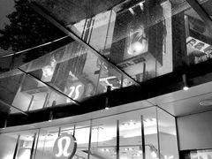 -lululemon(上海浦东IFC店)