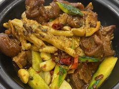 姜辣凤爪烧猪蹄-江城燕子大排档(江汉路步行街店)