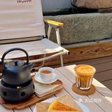 在院子里晒太阳喝咖啡 秋日氛围感拉满!