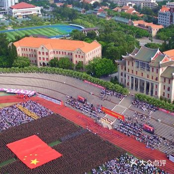厦大开学第一天，上弦场万人大合唱、传国旗！