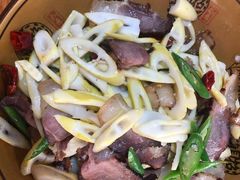 土豆炒坛坛肉-将就吃农家特色土菜馆