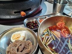 -围炉肉舍•炭烤活鳗•丹东海鲜烤肉(步行街店)