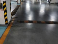 -卜蜂莲花-超市地下停车场