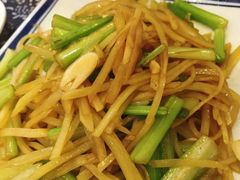 土豆条炒芹菜-八两八金·莱芜特色炒鸡(市南漳浦路店)