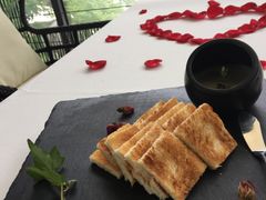 盐水鸭肝酱配烤面包片-梧桐