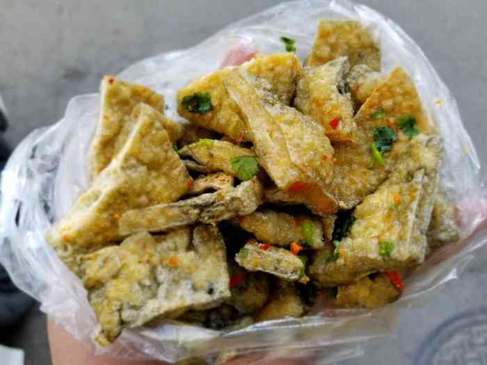 12022年10月12日打分去年冬天在东台老家吃到的臭豆腐,这家臭豆腐也太