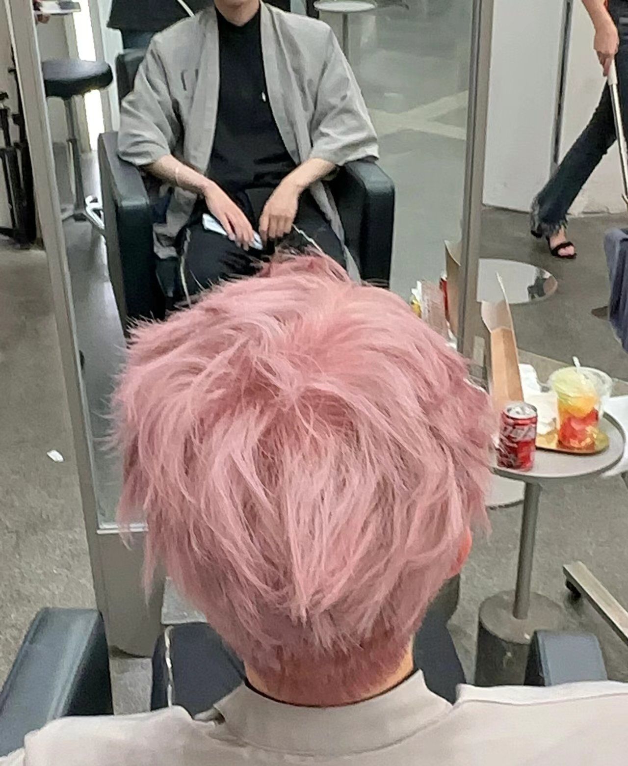 男生樱花粉色发色成都男生染发很用心这款颜色黄黑皮都能轻松驾驭
