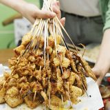 我能吃掉两大碗！店里除了龙虾还有炒菜和烧烤