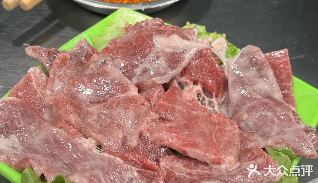 玫瑰色牛肉片的诱惑