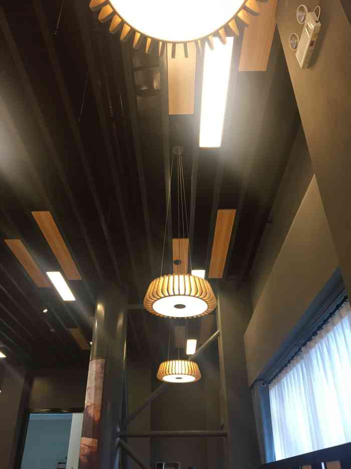 绿锦服务区-停车场-"合肥往广德的路上,和朋友两人开车一路过来.