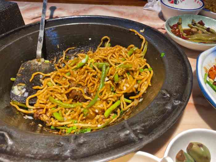 打分 「豆芽炒猪皮」这个一般般 味道有点太淡了 「土鸡肉焖面」蒙面